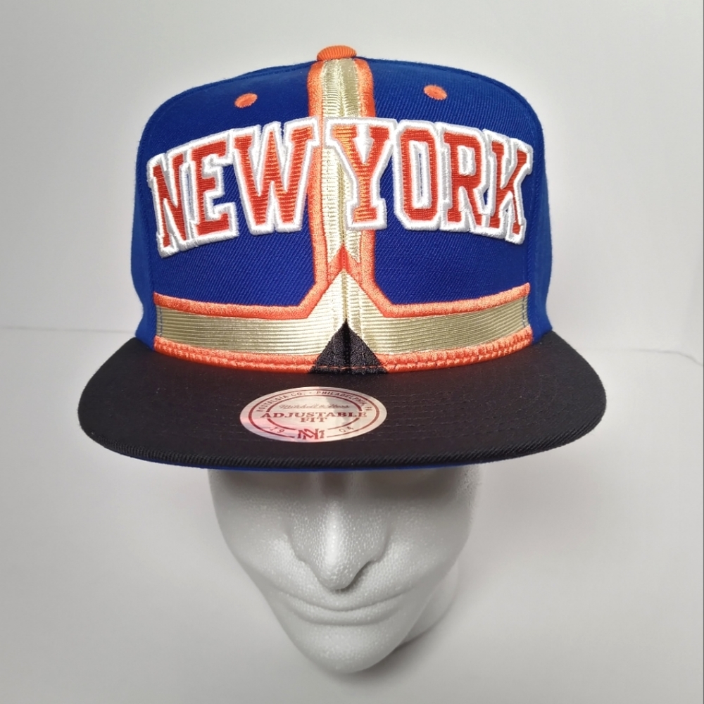 Mitchel & Ness 'New York Knicks' snapback. Brand New Cream Blue